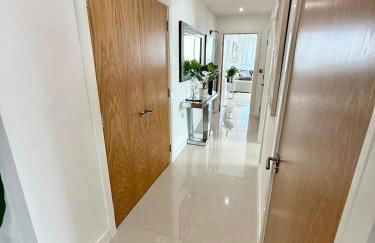 Luxury Waterfront Apartment With Panoramic View - Photo 12