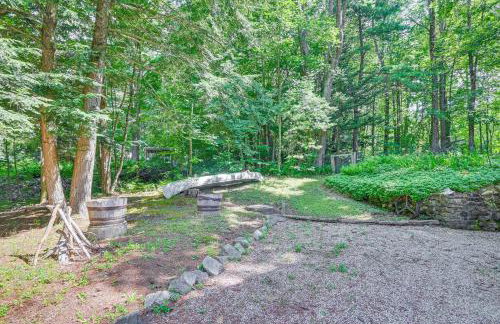 Becket Home with 3-Season Porch Walk to Lake Access - Foto 23