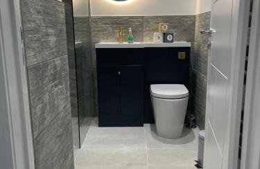 The Jungle Apartment - by Coastline Retreats - Jungle Themed Garden Apartment - Outdoor Bath - Next to Seafront - Childrens Toys - Superfast Wifi - Netflix - Disney - Foto 5