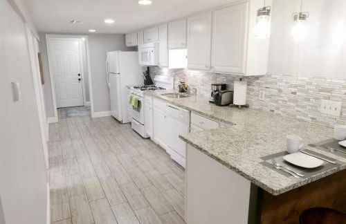 Federalist Style Rowhouse sleeps 4 with parking - Foto 9