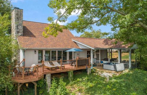 Relaxing Lakefront Retreat w/ Hot Tub & Dock - Foto 1