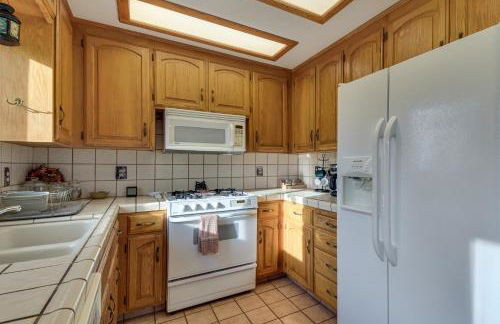 Deck and Wooded Views 5-Acre Auberry Retreat! - Foto 9