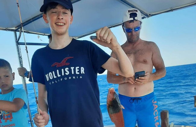 Capitán Manolis Pesca con barbacoa en el barco - Foto 11