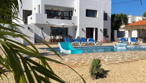 Off-grid Luxury Villa with Tikibar by the pool. - Photo 4