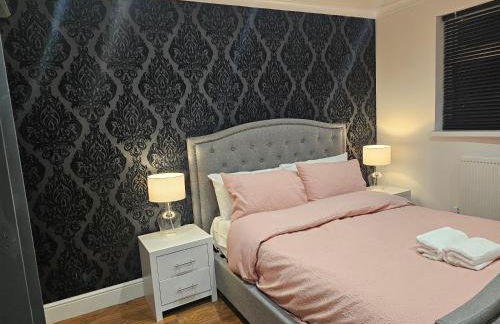 Stylish & Cosy Home in Bridgend with free parking - Photo 36