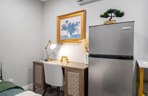 Entire Private Studio with 1 King Bed, Full Kitchen, Gated Yard, Available Now - Foto 12