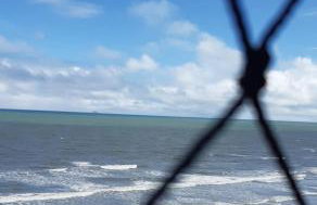 Apto pé na areia com vista para o mar no Litoral Sul - Foto 1