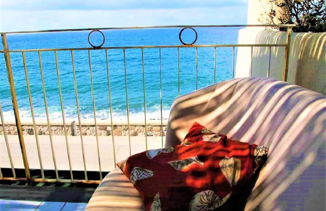 Seafront Apartment - Beach in front - Foto 9