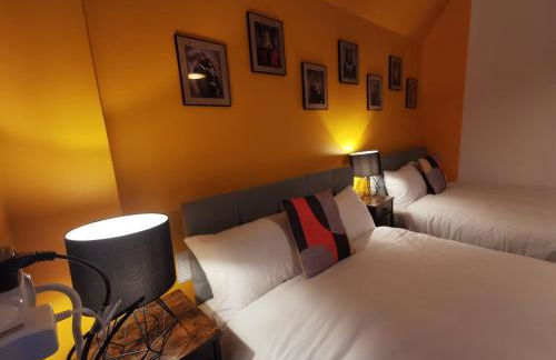 Spacious & comfy 4 bed house, 6 Beds, Free Private Parking & Wifi - Foto 51