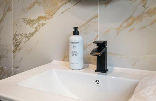 Anfield House - Liverpool Retreat 7 Bedroom Home - Photo 20