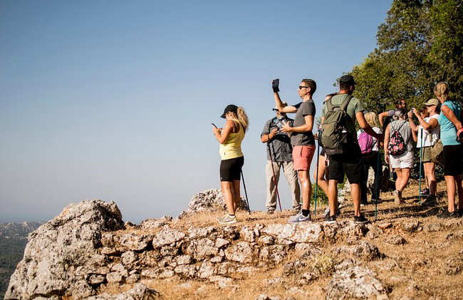 Caminata al atardecer Profitis Ilias Mountain - Foto 4