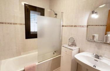 APARTAMENTOS ROSI - 5-10 Minute Walk To La Zenia Beach, Sea View, Beach Bar, Cliff Walk, Shops, Paddys Point, Cabo Roig - Free fast Fibre Optic Broadband, Free Parking - Foto 10