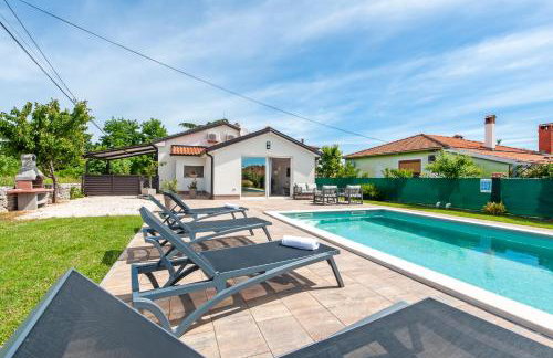 Cozy House with Pool near Rovinj - Photo 1