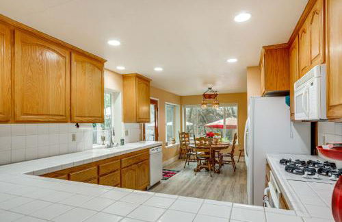 Hot Tub and Huge Patio Home 5 Mi to Old Town Auburn - Foto 10