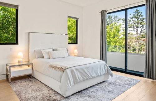 Luxurious Retreat - Modern House with Pool - Photo 36