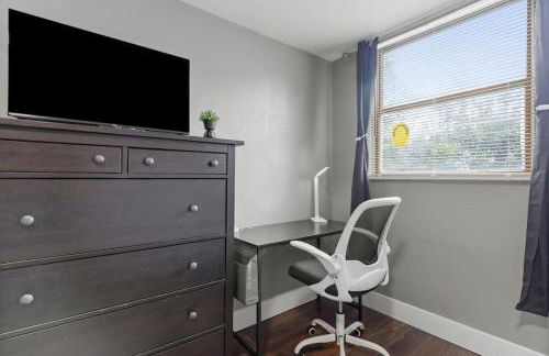 Upscale 2 Story Apartment with 8 beds and Free Parking, walkable to S Highland ave - Foto 30