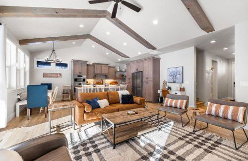 New Mountain Bluebird - walk to lake, golf, and town - game rm - family friendly - sleeps 14 - Photo 5