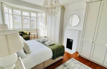 Modern 5 Bed 3 Bath House - Photo 15