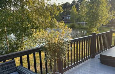 Kingfisher Lodge - Lakeside Lodge With Hot Tub - Foto 58