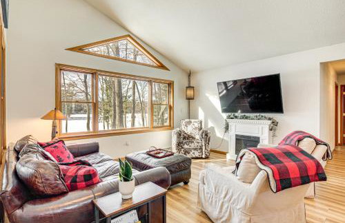 Lakefront Home with Private Beach in Rhinelander! - Foto 1