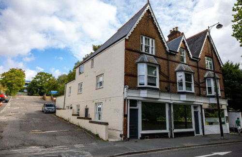 Modern 2-Bed Apartment - Near Train and Town - Parking Available - Foto 50