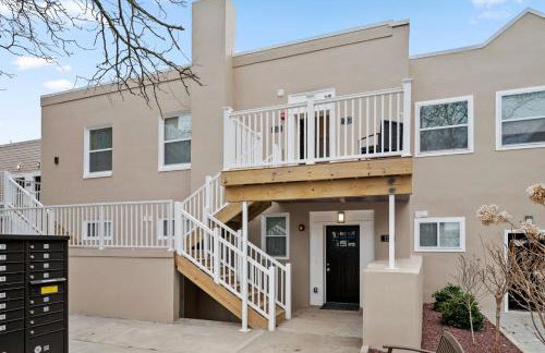 Upscale King Bed Suite with Full Workspace and Free Parking - Foto 30