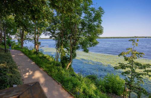 Stylish Apartment by the Lake with Balcony in Zegrze by Noclegi Renters - Foto 27