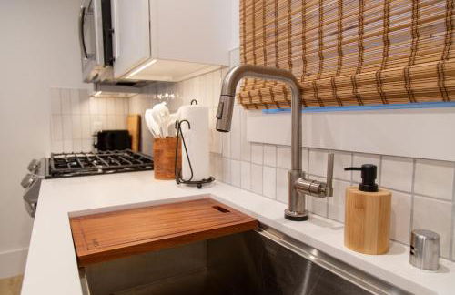 Luxury 2BR Steps to Beach & Pier with AC plus Garage Parking - Foto 22