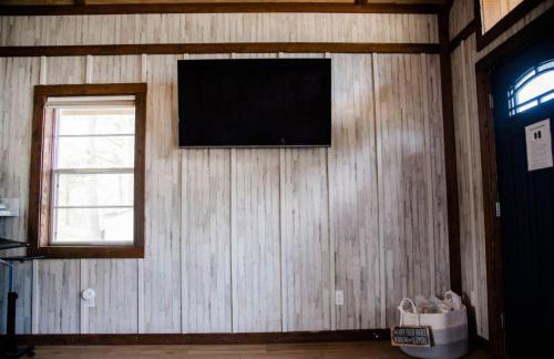 Rustic Chic Alabama Cabin w Loft Fire Pit Pet Friendly Fenced Yard Lake Guntersville - Lucky Lodge - Foto 15