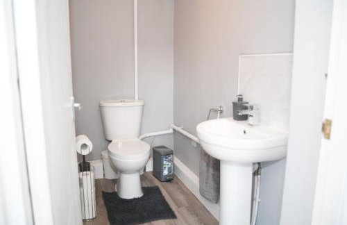 2ndHomeStays- Willenhall-A Serene 3 Bed House with a Garden View-Suitable for Contractors and Families-Sleeps 9 - 7 mins to J10 M6 and 21 mins to Birmingham - Foto 15