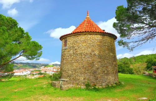 Charming House with Shared Pool in Porto de Mós. - Foto 1