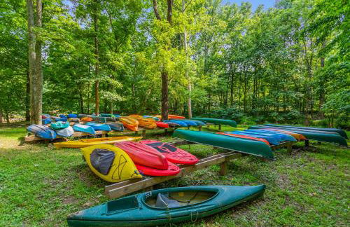 Cabin w hot tub & kayaks by river - Foto 9
