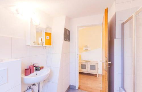 - Savanna Lodge Deluxe with Exclusive Design - Apartment 75sqm - Central Location - Terrace with View - Completely Renovated 2024 with Smart TV & Netflix - Separate Kitchen - Free Parking - Near Airport & Train - Photo 21