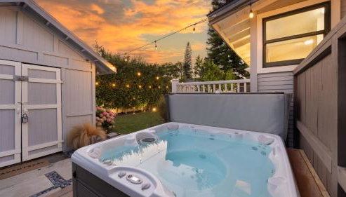 Luxe Backyard Oasis w/ Hot Tub Chic Design South Park Sanctuary - Foto 3, Other