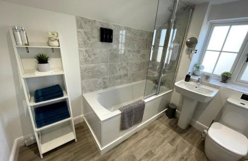 Spacious Family Friendly Cottage - Photo 35