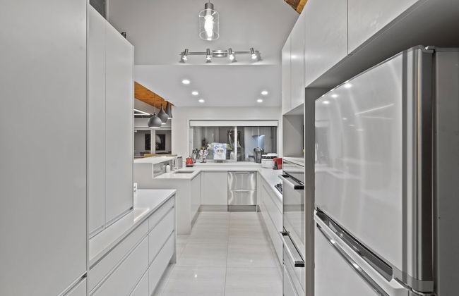 Hilltop Country Retreat with Seaviews - Foto 17