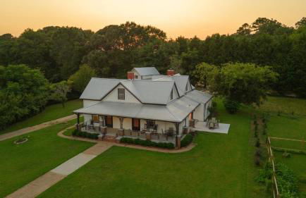 The Bulldog Farmhouse - 100 year old home - Foto 24
