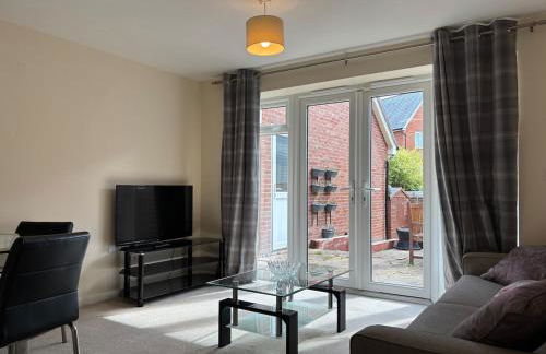 4BR Home - Gym - 3BA - Free Parking - En-suite - Near LGW Airport - Foto 19