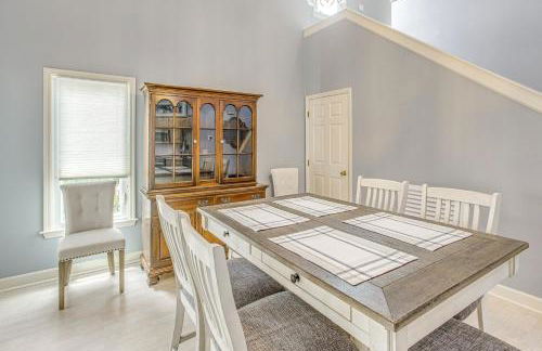 Marina and Pool Roomy Golf-View Home in Southport - Foto 10