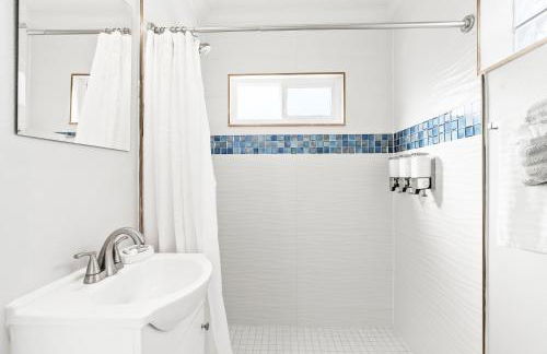 100 Steps to beach access - 5 minute walk to the Village - Private Porch - Foto 19