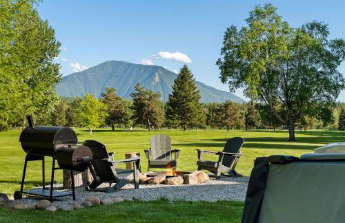 Lux Fly-Fishing Haven near Glacier Park - Hot Tub - Foto 2