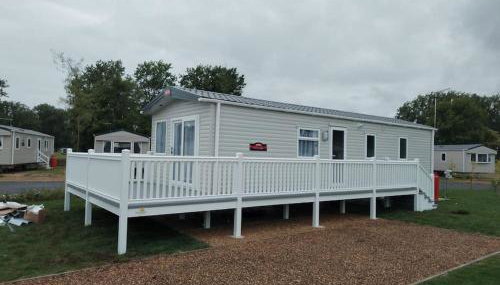Elegant 2 Bed 1 and Half Bath Caravan in Holiday Resort Village - Foto 2