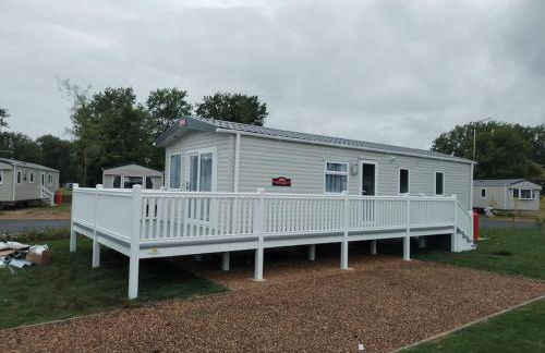 Elegant 2 Bed 1 and Half Bath Caravan in Holiday Resort Village - Photo 2