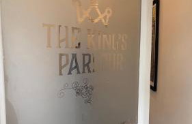 The King's Parlour Whitehead - Foto 17