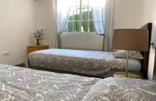 Villa with a big garden and heated pool - Photo 40