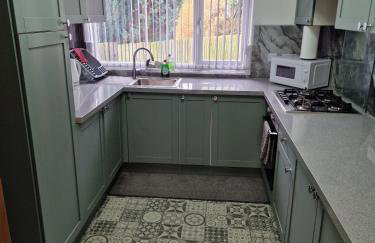 Family-Friendly Detached House Near Leeds and Bradford with Garden - Foto 17