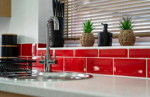 Cosy 3-Bed House With Parking, 5 Mins to QE & Uni - Photo 67