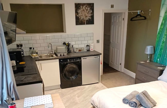 Contemporary 1 bed Studio for Comfy Stay in Wigan - Photo 2