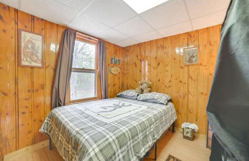 Cozy Onaway Vacation Rental with Deck and Fire Pit! - Foto 19