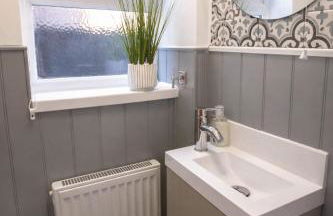 Grantham 3BR Retreat, Contractor Friendly & Parking - Foto 17